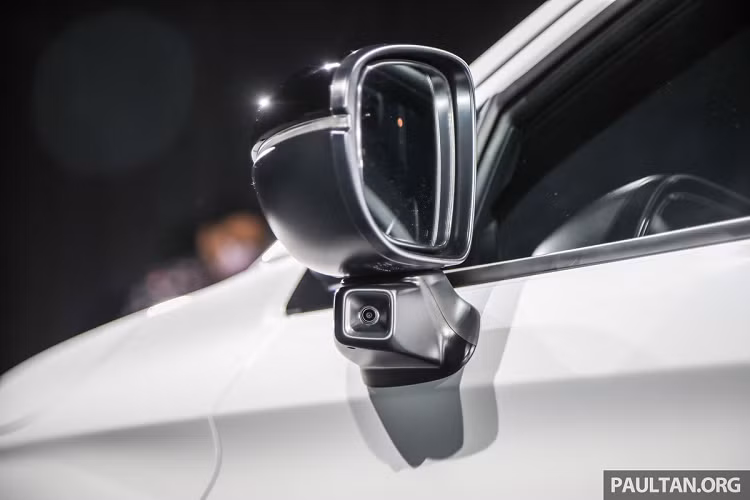 Ngoài ra, xe còn có các tính năng cơ bản như 6 túi khí, cân bằng điện tử, hỗ trợ khởi hành ngang dốc, camera LaneWatch… City RS là mẫu xe đầu tiên tại Malaysia được trang bị tính năng Honda Connect. Hệ thống này cho phép người dùng truy cập vào các chức năng an toàn, bảo mật và tiện nghi trên xe thông qua một ứng dụng trên điện thoại thông minh (Android và iOS).