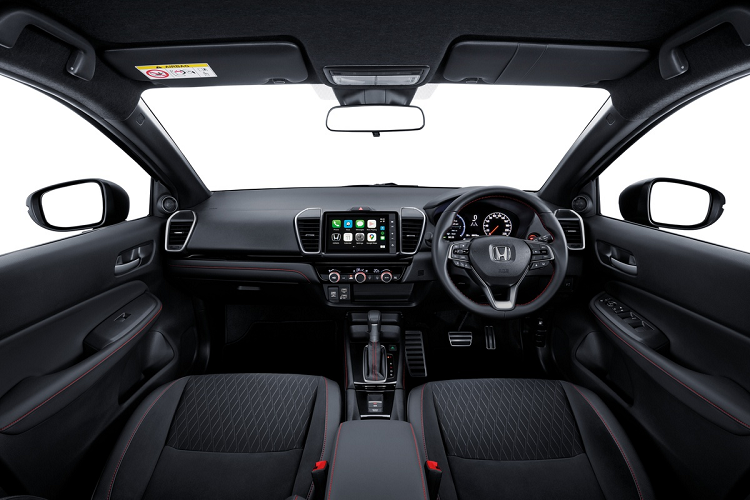 Ngoài ra, Honda City RS e:HEV được trang bị keyless entry, đề nổ bằng nút bấm, cửa gió cho hàng ghế sau, hệ thống khởi động từ xa, lẫy chuyển số, điều hòa tự động và màn hình thông tin giải trí 8 inch hỗ trợ kết nối Apple CarPlay/Android Auto.
