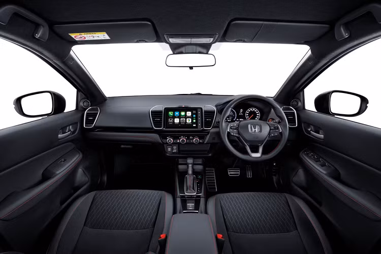 Ngoài ra, Honda City RS e:HEV được trang bị keyless entry, đề nổ bằng nút bấm, cửa gió cho hàng ghế sau, hệ thống khởi động từ xa, lẫy chuyển số, điều hòa tự động và màn hình thông tin giải trí 8 inch hỗ trợ kết nối Apple CarPlay/Android Auto.