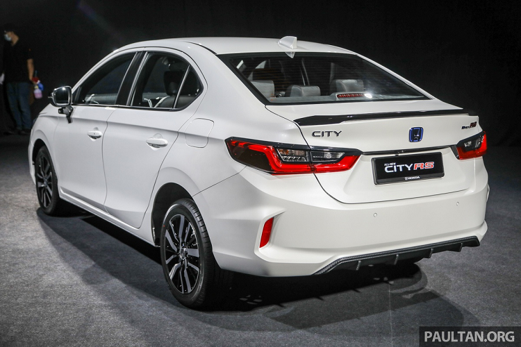 Honda City RS e:HEV 2021 mới có giá 25.700 USD (khoảng 595 triệu đồng), đắt hơn 4.800 USD so với phiên bản cao nhất của động cơ xăng. Ba phiên bản sử dụng động cơ xăng 1.5L là S, E, V có giá lần lượt là 17.900 USD, 19.700 USD, 20.900 USD (414 triệu đồng đến 484 triệu đồng).