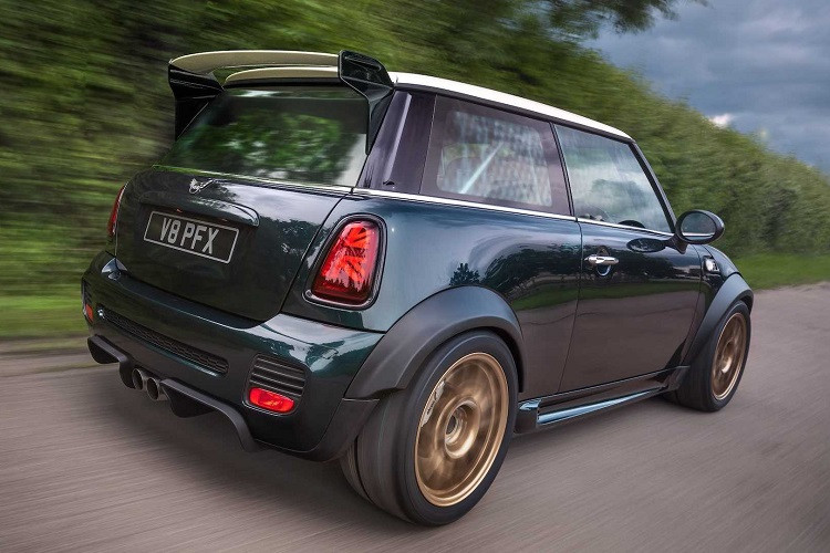 Trong khi đó, thân xe được gia cường để tăng độ cứng vững, còn phần khung phụ được lấy từ Subaru Impreza STI và tinh chỉnh lại để tương thích với kích thước của MINI Cooper.