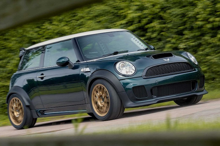 Hệ thống treo trước và sau McPherson được nâng cấp để tương xứng với sức mạnh từ động cơ. Các thông số về độ cứng lò xo, độ đàn hồi được thiết lập phù hợp với khối lượng 1.300 kg của Vini.