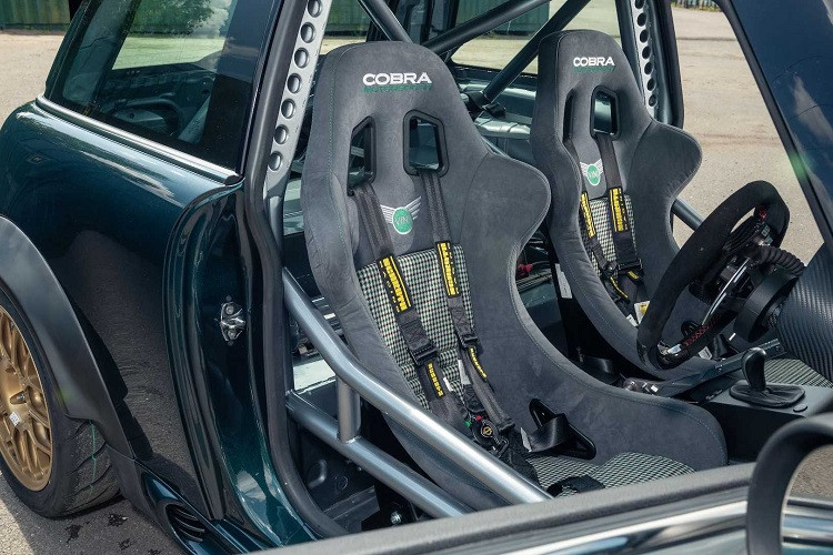 Cabin cũng được được gia cố khung chống lật, vừa giúp bảo vệ cho người lái và cộng sự trong trường hợp có tai nạn, vừa góp phần cải thiện độ cứng vững của khung xe.