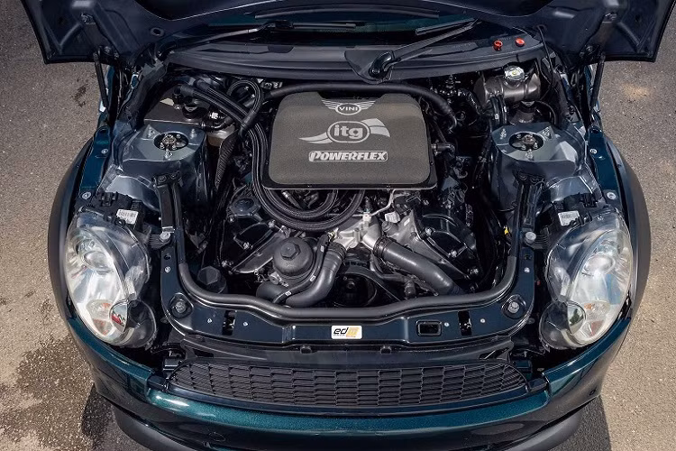 Thay đổi quan trọng nhất trên Vini là việc chuyển sang sử dụng động cơ mới chia sẻ từ BMW M3 (F80). Cỗ máy V8 4.0L tăng áp sản sinh công suất tối đa lên đến 414 mã lực.