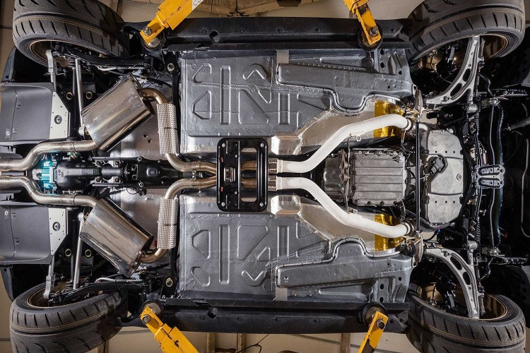 Không chỉ thay mới động cơ, chiếc MINI Cooper còn được sửa đổi hộp số, hệ truyền động để tối ưu hiệu suất. Cụ thể, động cơ V8 đặt dọc truyền sức mạnh qua hộp số ly hợp kép đến cầu sau, thay cho hộp số tự động biến mô và dẫn động cầu trước nguyên bản.