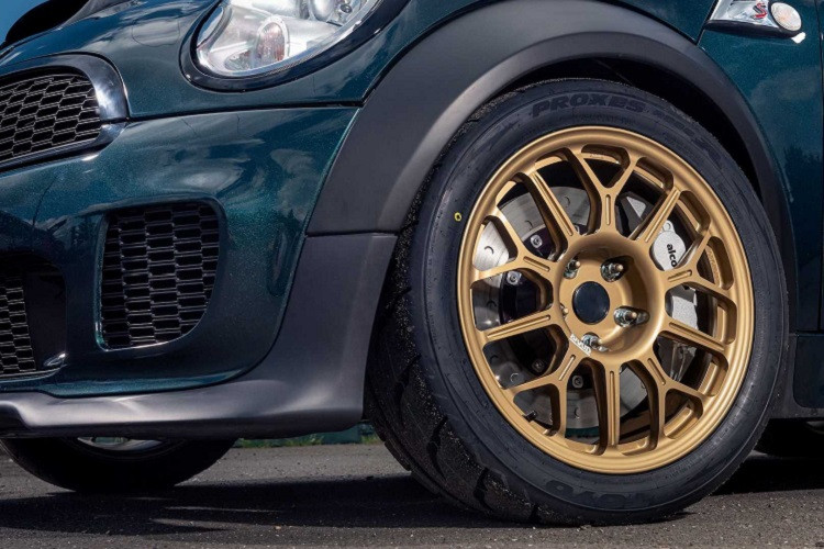 Ngoại thất của Vini chỉ có một vài thay đổi nhỏ, tổng thể vẫn giữ được thiết kế đặc trưng của MINI Cooper. Những chi tiết mới có thể kể đến như logo MINI được cách điệu thành hình chữ V, cánh gió cỡ lớn phía sau đuôi, bộ mâm hợp kim đa chấu hay cụm phanh đĩa hiệu năng cao.