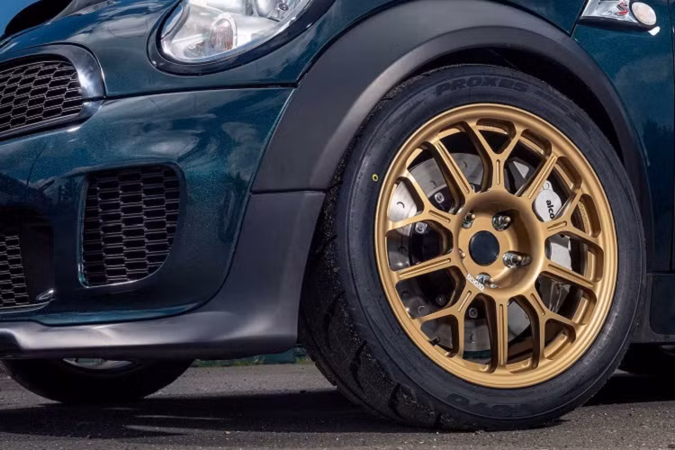 Ngoại thất của Vini chỉ có một vài thay đổi nhỏ, tổng thể vẫn giữ được thiết kế đặc trưng của MINI Cooper. Những chi tiết mới có thể kể đến như logo MINI được cách điệu thành hình chữ V, cánh gió cỡ lớn phía sau đuôi, bộ mâm hợp kim đa chấu hay cụm phanh đĩa hiệu năng cao.