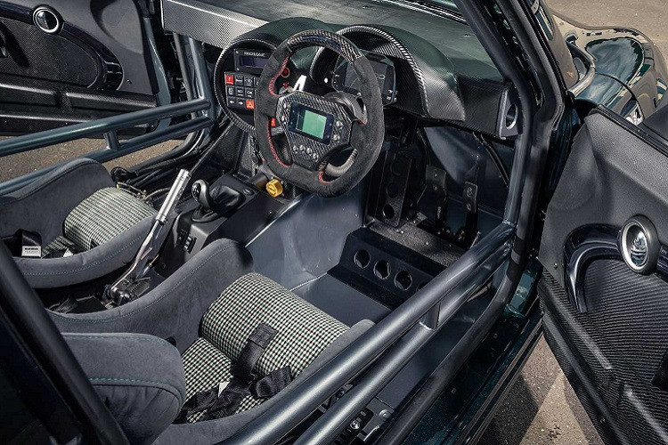 Bên trong được sửa đổi thành khoang lái của xe đua, những trang bị không cần thiết được loại bỏ để giảm khối lượng. Thay vào đó là bảng tablo tối giản, tay lái kiểu thể thao, ghế đua hiệu Conra và một cụm điều khiển riêng biệt của động cơ.