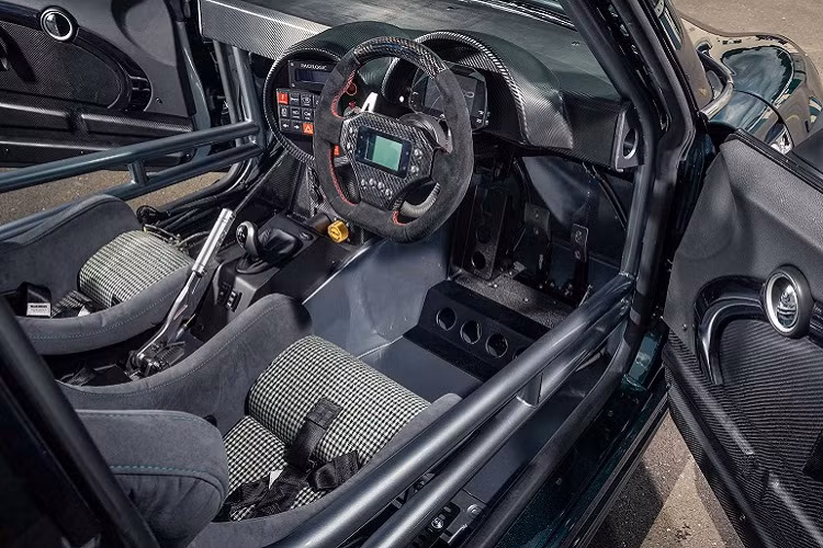 Bên trong được sửa đổi thành khoang lái của xe đua, những trang bị không cần thiết được loại bỏ để giảm khối lượng. Thay vào đó là bảng tablo tối giản, tay lái kiểu thể thao, ghế đua hiệu Conra và một cụm điều khiển riêng biệt của động cơ.