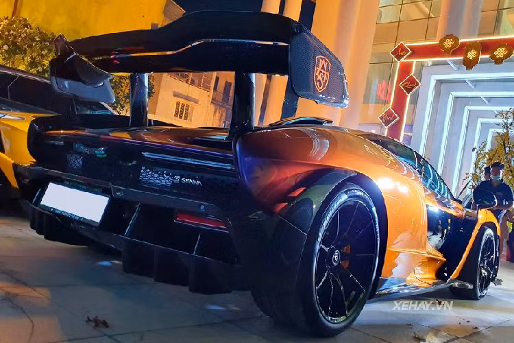 Chỉ riêng phần màu sơn này, chủ xe sẽ phải chi thêm số tiền là 28.000 USD (khoảng 650 triệu đồng). Đó là còn chưa kể tới hàng loạt chi tiết được cá nhân hoá của xe như bộ mâm 9 chấu đơn, cùm phanh vàng, phanh gốm hiệu suất cao bằng carbon...
