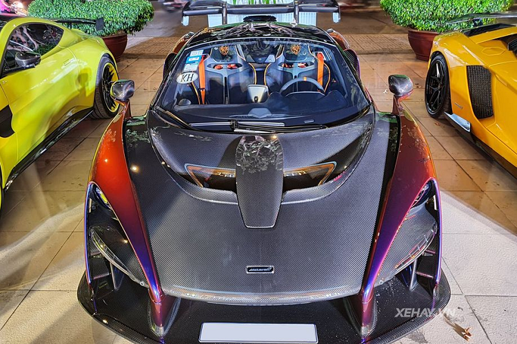 Theo tìm hiểu, siêu phẩm McLaren Senna MSO của doanh nhân Hoàng Kim Khánh là 1 trong 2 chiếc Senna trên tổng 500 chiếc được sản xuất có màu sơn ngoại thất Cerberus Pearl. 