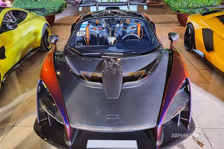Theo tìm hiểu, siêu phẩm McLaren Senna MSO của doanh nhân Hoàng Kim Khánh là 1 trong 2 chiếc Senna trên tổng 500 chiếc được sản xuất có màu sơn ngoại thất Cerberus Pearl. 