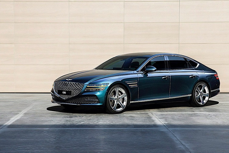 Bên cạnh đó Genesis G80 còn có một phiên bản điện hoá, sử dụng 2 mô tơ điện truyền động, có thể giúp xe di chuyển lên tới 427 km trong một lần sạc. Rất tiếc phiên bản thân thiện với môi trường này của xe lại chỉ được bán tại quê nhà Hàn Quốc, chứ chưa có mặt tại Mỹ.