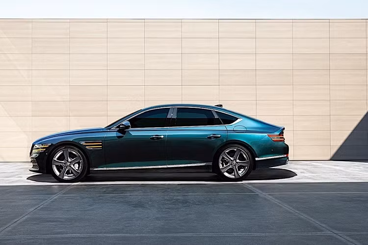 Ngoài ra, nếu chi thêm 5.400 USD cho gói Prestige Package, các khách hàng Mỹ sẽ còn được sở hữu thêm nhiều trang bị hấp dẫn hơn nữa, bao gồm: đồng hồ thông số phía sau vô lăng dạng màn hình hiển thị 3D - có kích thước 12,3 inch, nội thất bọc da Nappa cao cấp và bộ vành 20 inch thiết kế 5 chấu kép, hoàn thiện từ chất liệu nhôm.