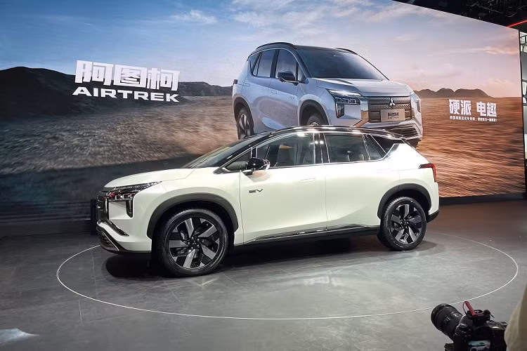 Trên đầu xe, Mitsubishi Airtrek EV 2022 cũng được áp dụng ngôn ngữ thiết kế Dynamic Shield đặc trưng của thương hiệu Nhật Bản. Điều này được thể hiện qua lưới tản nhiệt trước với 3 nan màu bạc dày dặn, được bao quanh bằng hai nẹp mạ crôm tạo thành hình chữ "X". Vì là xe điện nên lưới tản nhiệt của xe sẽ được đóng kín và chỉ có tác dụng trang trí.