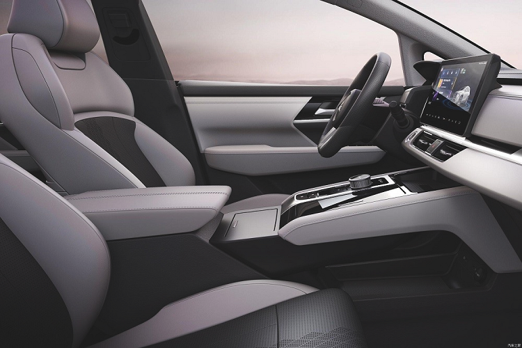 Thêm vào đó là hệ thống đèn 2 tầng với dải đèn LED định vị ban ngày thanh mảnh nằm bên trên và đèn pha hình chữ "L" bên dưới. Tiếp đến là hốc gió trung tâm hình thang với lưới màu bạc bên ngoài. Ở bên sườn, Mitsubishi Airtrek EV 2022 sẽ được trang bị tay nắm cửa có thể bật lên/thụt xuống giống GAC Aion V cũng như nẹp mạ crôm dưới cửa và bao quanh cửa sổ. Trong khi đó, các cột được sơn màu đen tạo hiệu ứng nóc "lơ lửng" cho xe. Trên cửa trước còn có tem chữ nổi "EV" như dấu hiệu chứng tỏ đây là xe điện.