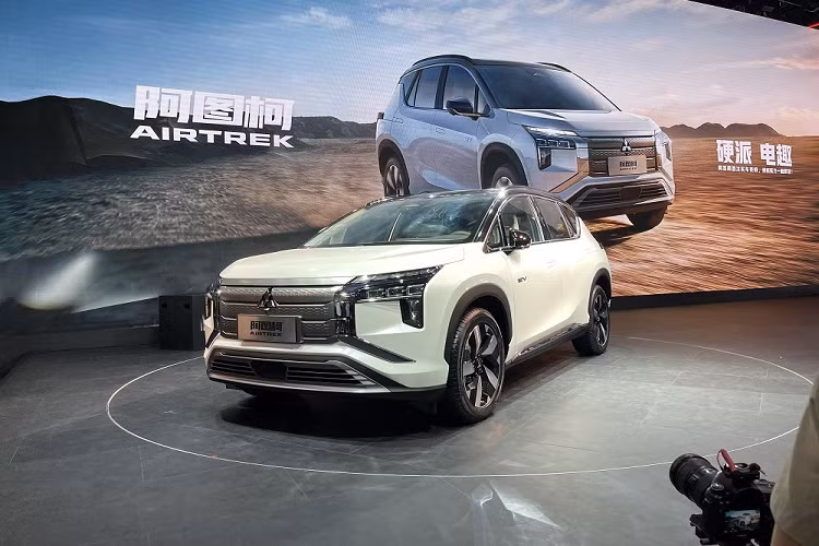 Nhờ cấu trúc xe điện nên hàng ghế sau của Mitsubishi Airtrek EV 2022 rất rộng rãi, hứa hẹn mang đến cảm giác thoải mái cho hành khách. Hiện hãng Mitsubishi chưa công bố nhiều thông tin liên quan đến hệ truyền động của mẫu SUV mới. Chỉ biết rằng, xe được trang bị mô-tơ điện mạnh 135 kW (khoảng 186 mã lực) và cụm pin hiệu suất cao 70 kWh. Nhờ đó, xe có thể chạy được 520 km sau khi sạc đầy pin.