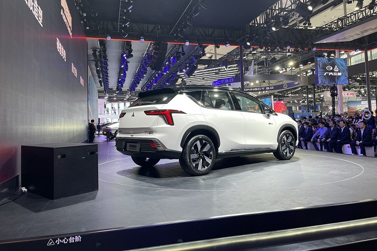 Bên trong Mitsubishi Airtrek EV 2022 là không gian nội thất chẳng những rộng rãi mà còn được áp dụng phong cách thiết kế mới. Xe được trang bị mặt táp-lô phẳng, đi kèm màn hình thông tin giải trí cỡ lớn trông khá đơn giản. Thêm vào đó là vô lăng đa chức năng 3 chấu hoàn toàn mới và núm xoay chuyển số trên cụm điều khiển trung tâm. Bên dưới cụm điều khiển trung tâm là ngăn chứa đồ rộng rãi và tiện dụng.