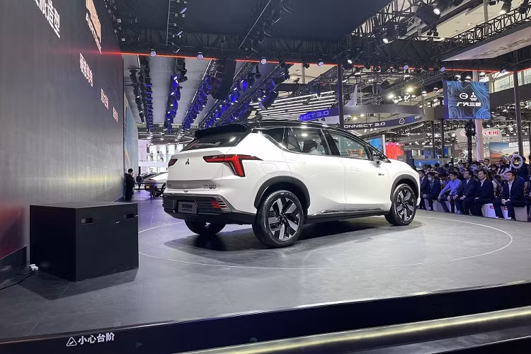 Bên trong Mitsubishi Airtrek EV 2022 là không gian nội thất chẳng những rộng rãi mà còn được áp dụng phong cách thiết kế mới. Xe được trang bị mặt táp-lô phẳng, đi kèm màn hình thông tin giải trí cỡ lớn trông khá đơn giản. Thêm vào đó là vô lăng đa chức năng 3 chấu hoàn toàn mới và núm xoay chuyển số trên cụm điều khiển trung tâm. Bên dưới cụm điều khiển trung tâm là ngăn chứa đồ rộng rãi và tiện dụng.