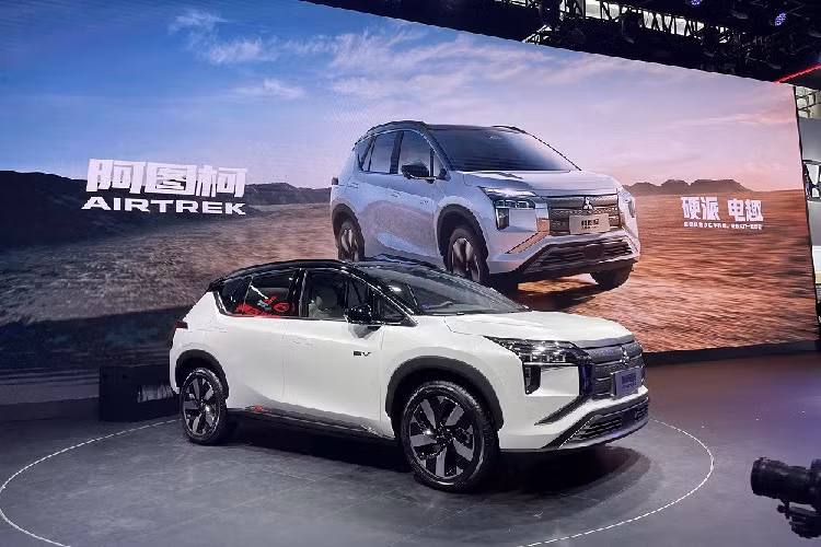 Vào hồi tháng 7 năm nay, những hình ảnh chính thức đầu tiên của mẫu SUV chạy điện hoàn toàn mới mang tên Mitsubishi Airtrek EV 2022 mới đã bất ngờ được tung ra. Đến nay, khi tham gia triển lãm Ô tô Quảng Châu 2021, hãng Mitsubishi đã mang mẫu xe này đến trưng bày và giới thiệu với khách hàng Trung Quốc.