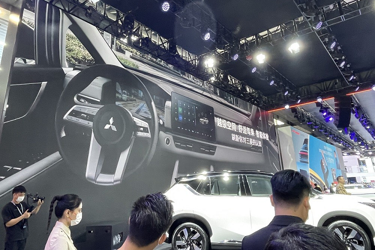 Đằng sau, Mitsubishi Airtrek EV 2022 được trang bị cụm đèn hậu hình chữ "T" nổi bật, kéo dài xuống chắn bùn. Trên cản sau cũng có ốp dạng lưới nằm ngang giống ở đầu xe. Trong khi đó, những đường dập gân phía sau mang đến hiệu ứng sáng, tối tốt hơn cho mẫu SUV chạy điện này.