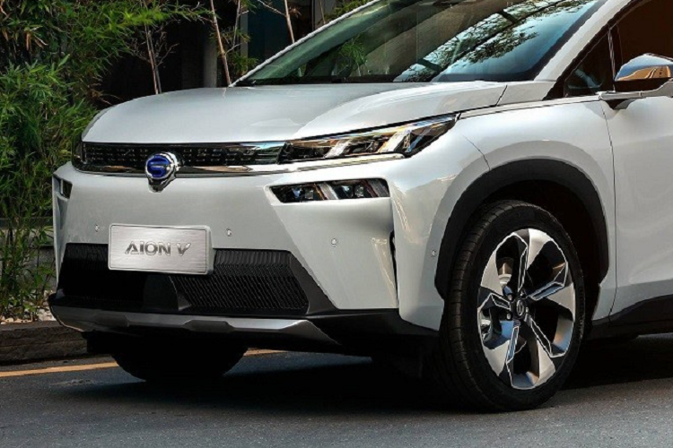 Theo hãng Mitsubishi, Airtrek EV 2022 sở hữu chiều dài 4.630 mm, chiều rộng 1.920 mm, chiều cao 1.728 mm và chiều dài cơ sở 2.830 mm. So với đàn anh Mitsubishi Outlander 2022, mẫu SUV này ngắn hơn 80 mm, rộng hơn 60 mm, thấp hơn 17 mm nhưng chiều dài cơ sở lại nhỉnh hơn 125 mm. Dù có chiều dài cơ sở lớn nhưng mẫu xe này vẫn được định vị trong phân khúc SUV cỡ C.