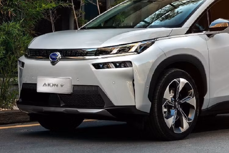 Theo hãng Mitsubishi, Airtrek EV 2022 sở hữu chiều dài 4.630 mm, chiều rộng 1.920 mm, chiều cao 1.728 mm và chiều dài cơ sở 2.830 mm. So với đàn anh Mitsubishi Outlander 2022, mẫu SUV này ngắn hơn 80 mm, rộng hơn 60 mm, thấp hơn 17 mm nhưng chiều dài cơ sở lại nhỉnh hơn 125 mm. Dù có chiều dài cơ sở lớn nhưng mẫu xe này vẫn được định vị trong phân khúc SUV cỡ C.