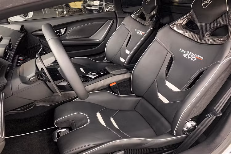 Chiếc xe Lamborghini Huracan EVO RWD đầu tiên được mang về dải đất hình chữ S tắm trong màu sơn trắng rất tinh tế và sự lựa chọn tấm khuếch tán sau của xe cũng màu trắng thay vì đen như thông thường đã tạo điểm nhấn cho ngoại hình xe. Bên cạnh đó, chiếc xe Lamborghini Huracan EVO dẫn động cầu sau này còn có trang bị bộ mâm đa chấu kép sơn đen cùng kẹp phanh màu xanh dương nổi bật.