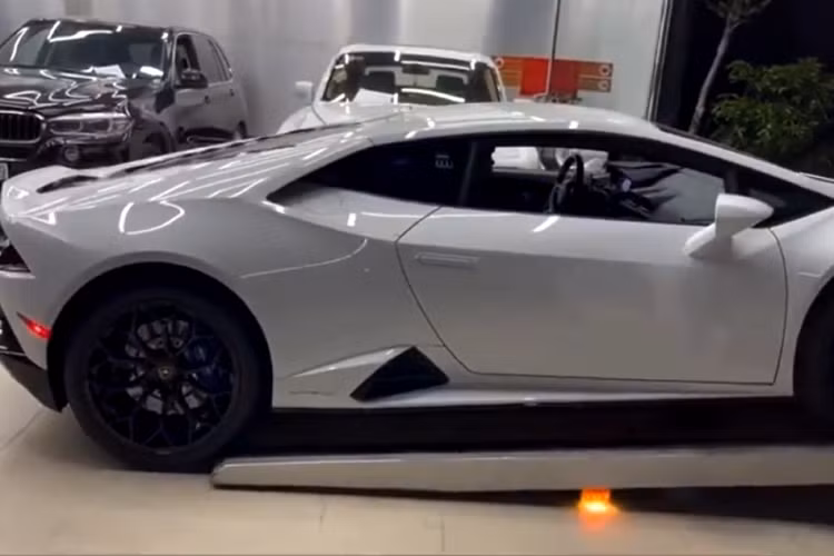 Xe có hệ thống Lamborghini Dinamica Veicolo Integrata đã tích hợp cả Apple CarPlay và Android Auto.