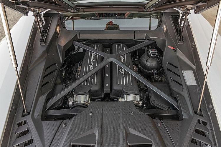 Khác với phiên bản xe Lamborghini Huracan LP580-2, mẫu xe nâng cấp giữa vòng đời, Lamborghini Huracan EVO RWD có nội thất mới với điểm nhấn chính là việc khoang lái xe có tích hợp thêm màn hình giải trí có kích thước lên đến 8,4 inch giúp người lái có thể dễ dàng thao tác 1 chạm.