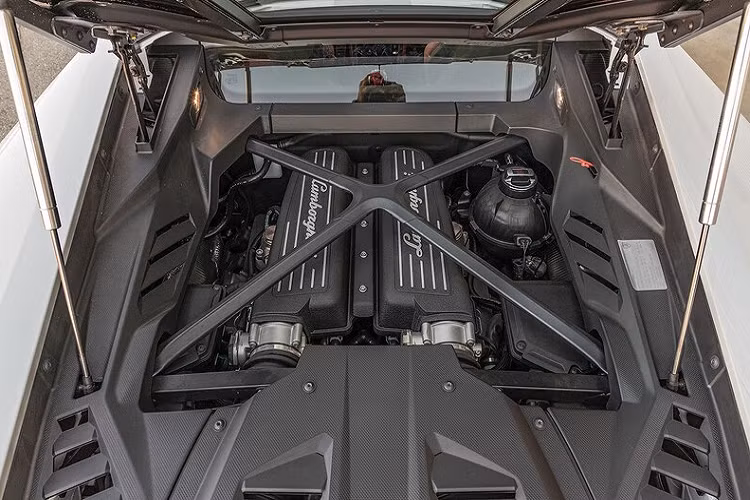 Khác với phiên bản xe Lamborghini Huracan LP580-2, mẫu xe nâng cấp giữa vòng đời, Lamborghini Huracan EVO RWD có nội thất mới với điểm nhấn chính là việc khoang lái xe có tích hợp thêm màn hình giải trí có kích thước lên đến 8,4 inch giúp người lái có thể dễ dàng thao tác 1 chạm.