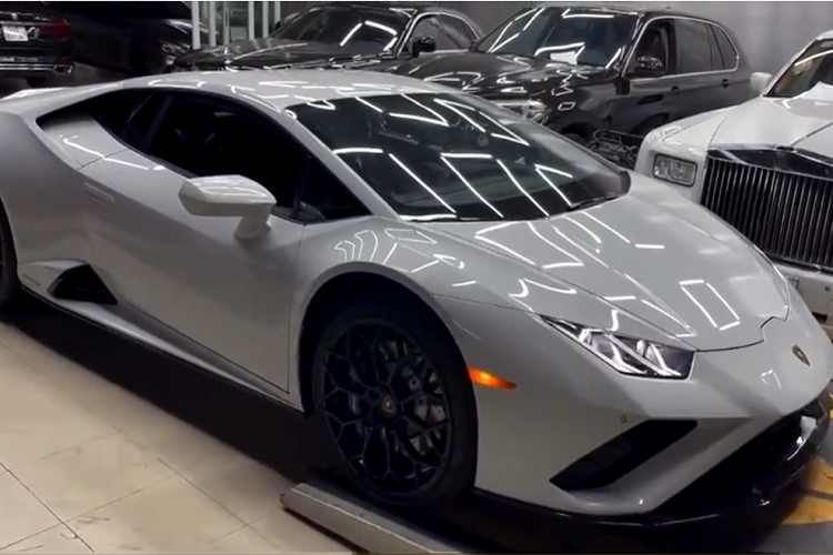 Tương tự như Lamborghini Huracan EVO, phiên bản dẫn động cầu sau có thêm chế độ Ego mới cho phép người lái xe thay đổi cài đặt lái xe theo sở thích của riêng họ