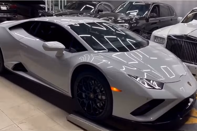 Tương tự như Lamborghini Huracan EVO, phiên bản dẫn động cầu sau có thêm chế độ Ego mới cho phép người lái xe thay đổi cài đặt lái xe theo sở thích của riêng họ
