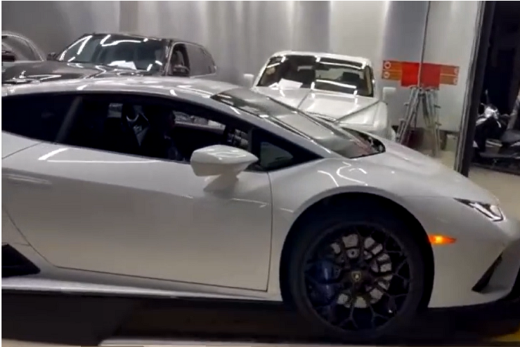 Lamborghini Huracan EVO dẫn động cầu sau sở hữu khối động cơ V10, hút khí tự nhiên, dung tích 5.2 lít có công suất cực đại 601 mã lực, tăng 30 mã lực so với đàn anh nhưng ngang bằng sức mạnh với xe Lamborghini Huracan LP610-4.