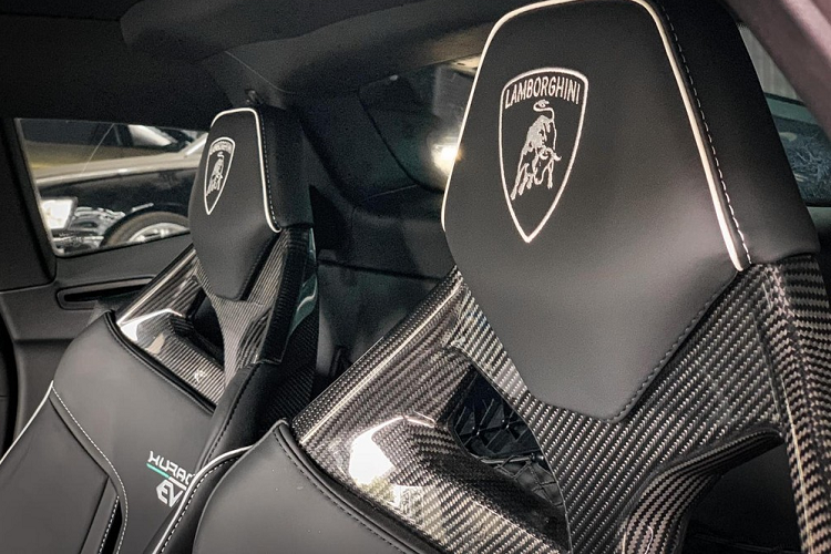 Mở cửa bước vào trong khoang lái, siêu xe Lamborghini Huracan EVO RWD đầu tiên về nước được chủ nhân chọn lựa ghế ngồi dạng đua với phần khung hoàn toàn từ sợi carbon kết hợp thêm da cao cấp cùng điểm nhấn chính là dây an toàn đua và dòng chữ Huracan EVO màu trắng trên lưng ghế. Xe còn có nhiều chi tiết hoàn thành màu trắng và cả sợi carbon để tạo điểm nhấn ở ngoại hình.