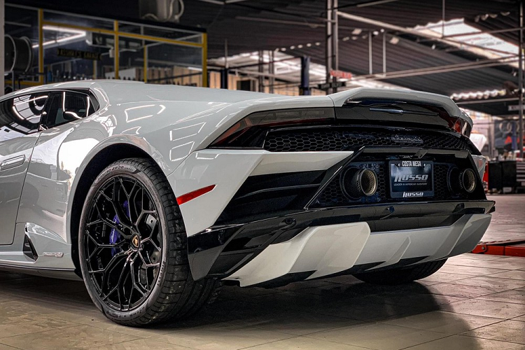Phải đến năm 2021 này, các đại gia Việt mới có chiếc xe Lamborghini Huracan EVO đầu tiên được mang về nước và mới đây, một chiếc xe Lamborghini Huracan EVO phiên bản RWD đã được công ty nhập khẩu tư nhân Sài thành làm xong các thủ tục thông quan để mang về xưởng của mình kiểm tra.