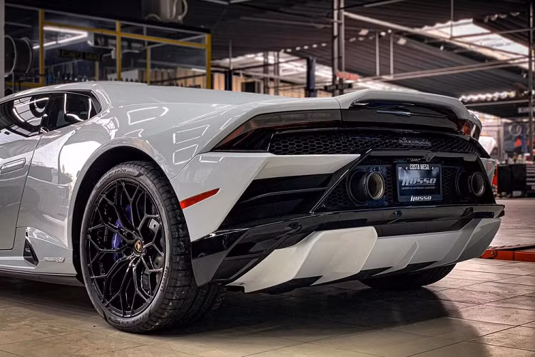 Phải đến năm 2021 này, các đại gia Việt mới có chiếc xe Lamborghini Huracan EVO đầu tiên được mang về nước và mới đây, một chiếc xe Lamborghini Huracan EVO phiên bản RWD đã được công ty nhập khẩu tư nhân Sài thành làm xong các thủ tục thông quan để mang về xưởng của mình kiểm tra.