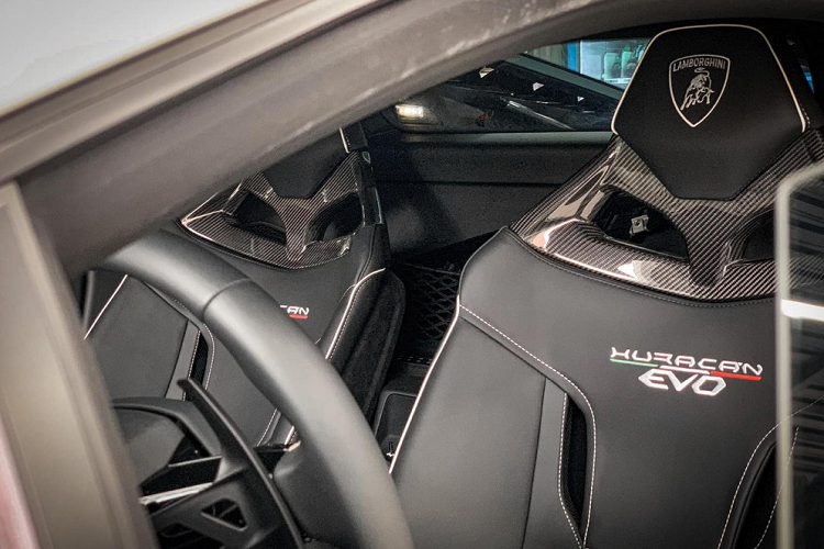 Lamborghini Huracan EVO dẫn động 4 bánh và Lamborghini Huracan EVO RWD có sự khác biệt rõ ràng ở thiết kế nhờ chi tiết cản va trước hoàn toàn mới của bản dẫn động cầu sau có thêm thanh chia gió 2 bên đầu xe, ngoài ra, phần cản va sau cũng sửa đổi nhẹ thiết kế.