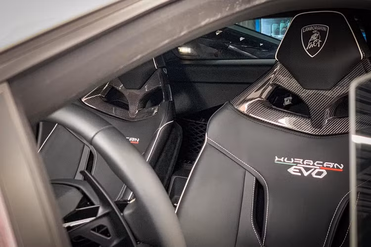Lamborghini Huracan EVO dẫn động 4 bánh và Lamborghini Huracan EVO RWD có sự khác biệt rõ ràng ở thiết kế nhờ chi tiết cản va trước hoàn toàn mới của bản dẫn động cầu sau có thêm thanh chia gió 2 bên đầu xe, ngoài ra, phần cản va sau cũng sửa đổi nhẹ thiết kế.