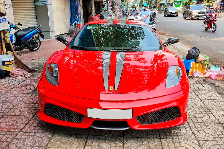 Đối với chiếc siêu xe Ferrari F430 Scuderia đầu tiên tại Việt Nam này, xe có tuỳ chọn sọc đôi màu vàng còn chiếc xe này lại có sọc đôi màu xám, nhẹ nhàng và tinh tế hơn.