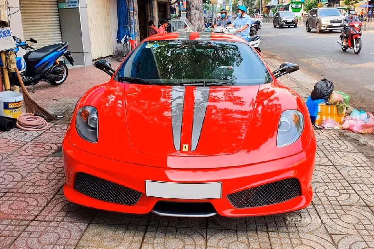 Đối với chiếc siêu xe Ferrari F430 Scuderia đầu tiên tại Việt Nam này, xe có tuỳ chọn sọc đôi màu vàng còn chiếc xe này lại có sọc đôi màu xám, nhẹ nhàng và tinh tế hơn.