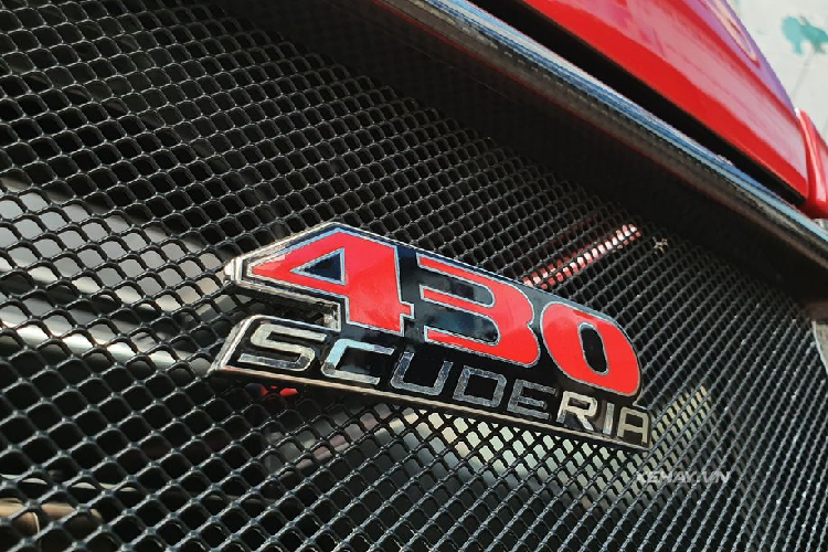 Về kiểu dáng, Ferrari F430 Scuderia không có sự khác biệt nào quá rõ rệt so với nguyên mẫu F430 ngoại trừ đường sọc đôi chạy từ nắp ca-pô tới đuôi xe hay hốc gió phía trước ít bo tròn hơn. Theo nhà sản xuất, Ferrari F430 Scuderia có trọng lượng nhẹ hơn đáng kể so với các biến thể khác của dòng F430 nhờ được ứng dụng vật liệu carbon vào một số bộ phận của xe.