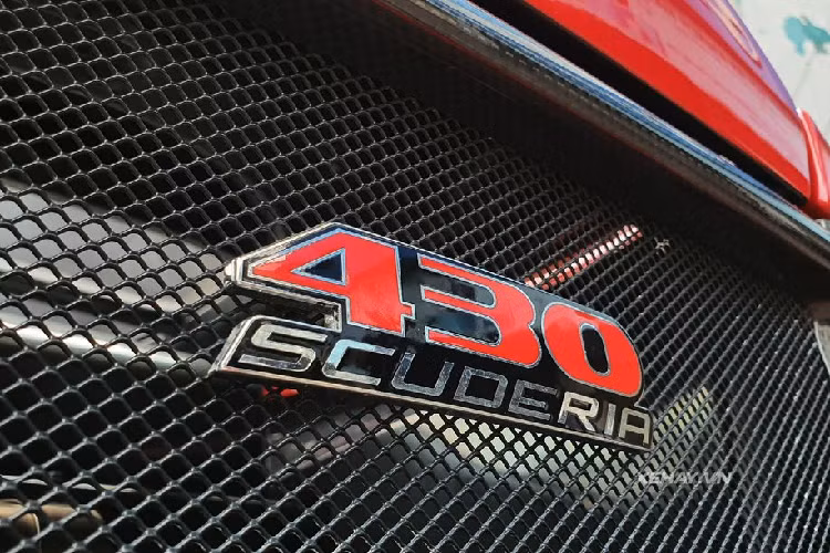 Về kiểu dáng, Ferrari F430 Scuderia không có sự khác biệt nào quá rõ rệt so với nguyên mẫu F430 ngoại trừ đường sọc đôi chạy từ nắp ca-pô tới đuôi xe hay hốc gió phía trước ít bo tròn hơn. Theo nhà sản xuất, Ferrari F430 Scuderia có trọng lượng nhẹ hơn đáng kể so với các biến thể khác của dòng F430 nhờ được ứng dụng vật liệu carbon vào một số bộ phận của xe.