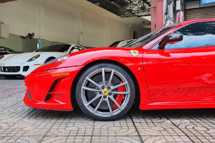 Ngoài ra, hộp số của Ferrari F430 Scuderia cũng đã được tinh chỉnh lại so với nguyên mẫu F430 nhằm cho ra khả năng chuyển số tức thời linh hoạt hơn hay hệ thống xả, nạp mới giúp gia tăng công suất.