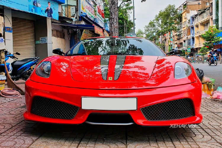 "Trái tim" của Ferrari F430 Scuderia là khối động cơ V8 4.3l, sản sinh công suất tới 503 mã lực tại 8.500 vòng/phút và 470 Nm mô-men xoắn tại 5.250 vòng/phút. Từ đó, siêu xe nước Ý có thể dễ dàng tăng tốc từ 0 - 100 km/h chỉ trong 3,6 giây trước khi đạt vận tốc tối đa 319 km/h.