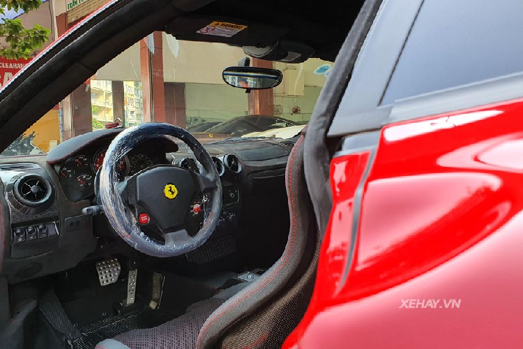 Đối với chiếc Ferrari F430 Scuderia trong bài viết, chiếc xe mới đây đã được đưa lên một sàn xe cũ ở TP HCM. Theo quan sát, dù đã có "thâm niên" trên thị trường tới 14 năm nhưng vẻ ngoài lẫn các chi tiết nội thất của chiếc xe vẫn còn rất chỉn chu. Từ nước sơn, mâm lốp, hệ thống đèn chiếu sáng, da bọc ghế, vô-lăng... mọi thứ đều không có nhiều sự xuống cấp theo thời gian. Điều này có được nhờ một phần lớn ý thức giữ gìn chiếc xe của chủ cũ.