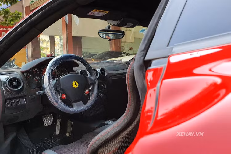 Đối với chiếc Ferrari F430 Scuderia trong bài viết, chiếc xe mới đây đã được đưa lên một sàn xe cũ ở TP HCM. Theo quan sát, dù đã có "thâm niên" trên thị trường tới 14 năm nhưng vẻ ngoài lẫn các chi tiết nội thất của chiếc xe vẫn còn rất chỉn chu. Từ nước sơn, mâm lốp, hệ thống đèn chiếu sáng, da bọc ghế, vô-lăng... mọi thứ đều không có nhiều sự xuống cấp theo thời gian. Điều này có được nhờ một phần lớn ý thức giữ gìn chiếc xe của chủ cũ.