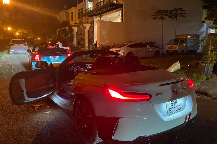 Đến nay, chiếc xe BMW mua theo lô chính hãng của Minh Nhựa đã được bán lại, cái tên mà chúng tôi muốn nhắc đến là Z4 thế hệ mới, mẫu xe gần như rất hiếm trên thị trường xe lướt tại dải đất hình chữ S này nên sẽ nhận được rất nhiều sự quan tâm.