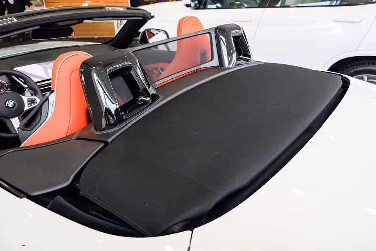 Chiếc xe thể thao mui trần BMW Z4 thế hệ mới của Minh Nhựa mới bán lại được đại gia này mua theo diện chính hãng nên là bản sDrive30i Msport, điều này đồng nghĩa xe được trang bị khối động cơ 2.0 lít, sản sinh công suất tối đa 255 mã lực và mô-men xoắn cực đại 400 Nm.