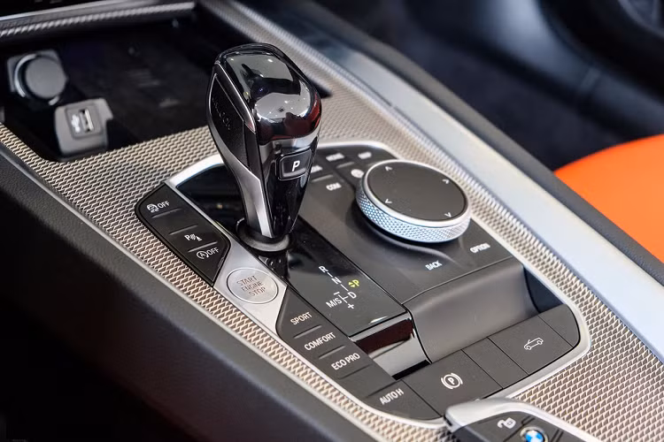 Đặc biệt, mui nỉ của BMW Z4 thế hệ mới dù đóng hay mở thì cũng không ảnh hưởng đến khoang hành lý có thể tích 265 lít.